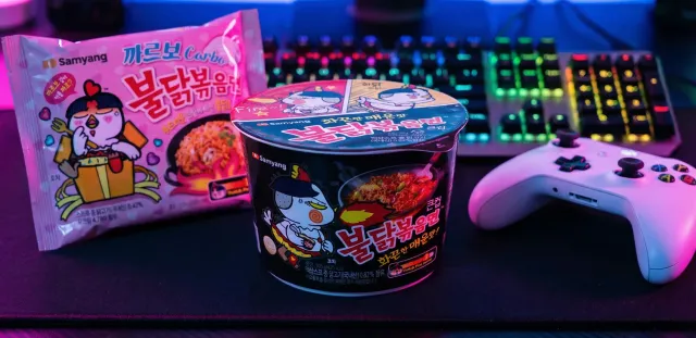 왜 컵라면은 게임할 때 먹기 좋은 음식의 정석이 됐을까? 불닭은 왜 게임 간식으로 제격일까?